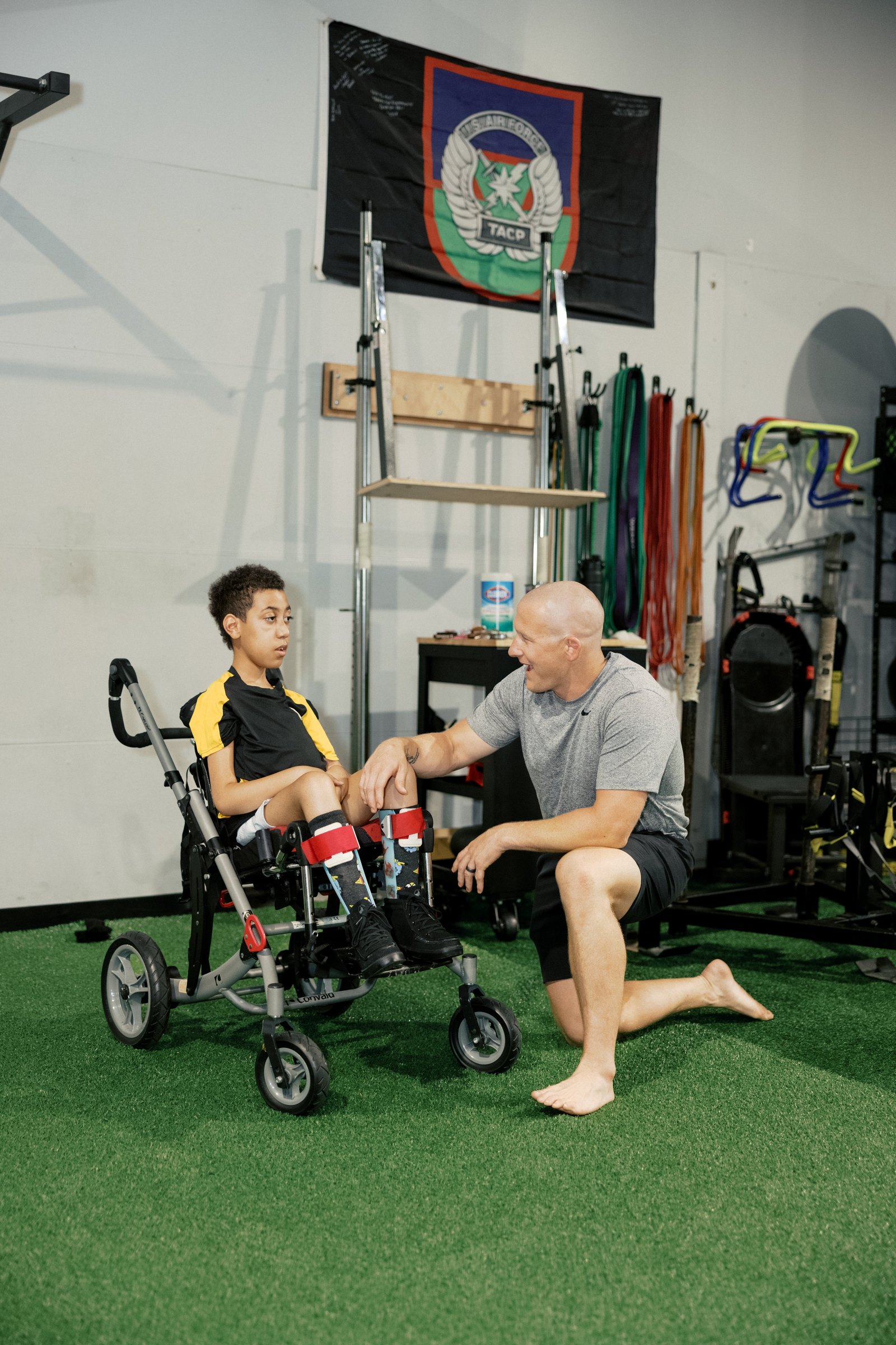 Damon Vincent coaching an athlete in an adaptive chair